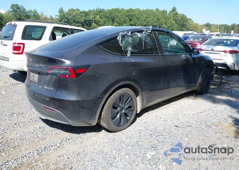 2024 Tesla Model Y Long Range Dual Motor All-Wheel Drive z USA, uszkodzony, nr VIN 7SAYGAEE9RF191251